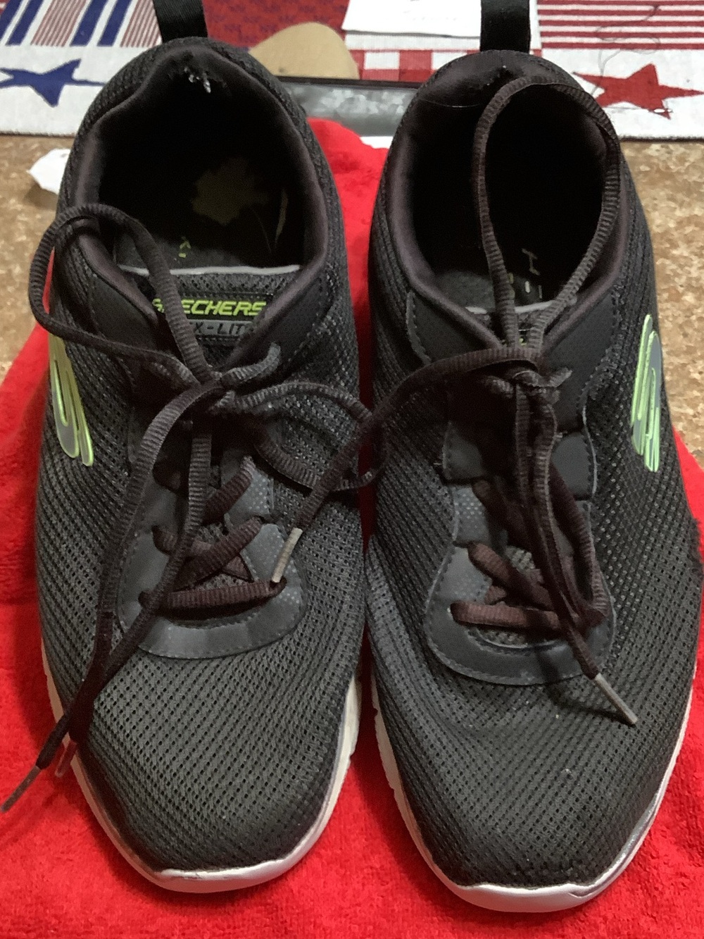 SKECHERS BLACK FLEX - LITE SNEAKERS WITH LIME ACCENTS